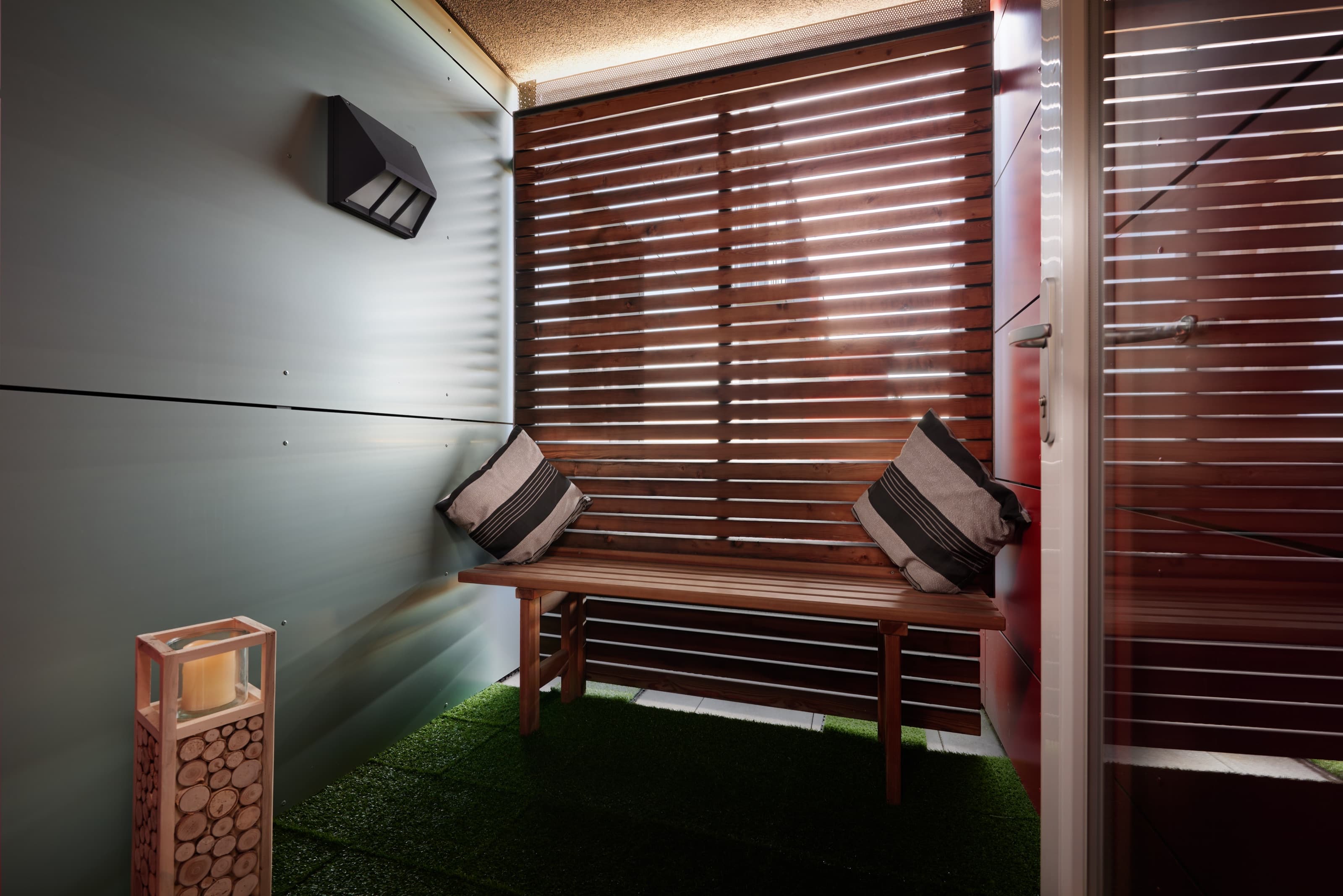 Finnische Sauna im Wellnessbereich des NOVINA Hotel Tillypark mit dunklem Holz und ruhiger Atmosphäre