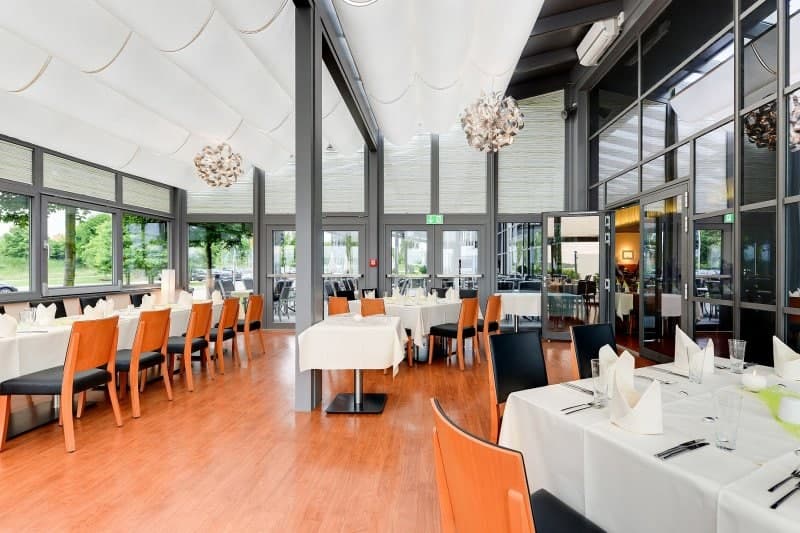 Heller Wintergarten mit Sitzplätzen im NOVINA Hotel Herzogenaurach an der Herzo Base