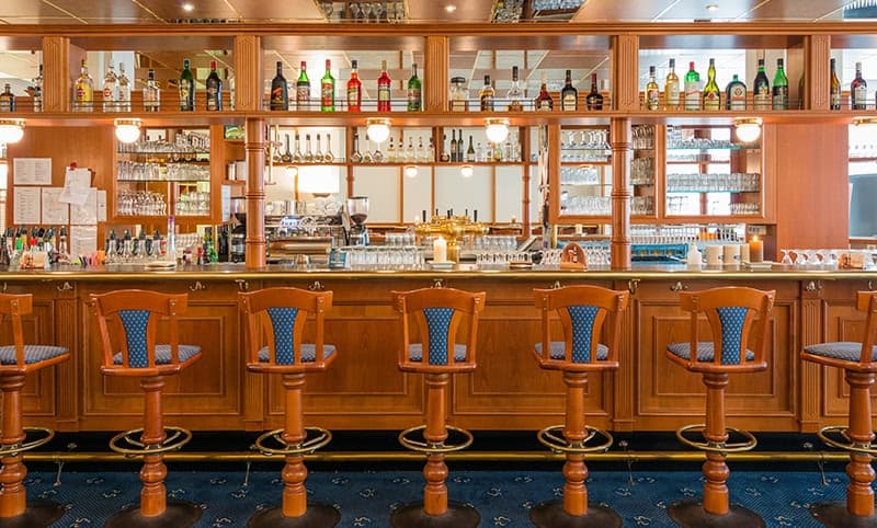 Bar mit Barhockern im Restaurant und Bar ParkEssenz im NOVINA Hotel Südwestpark