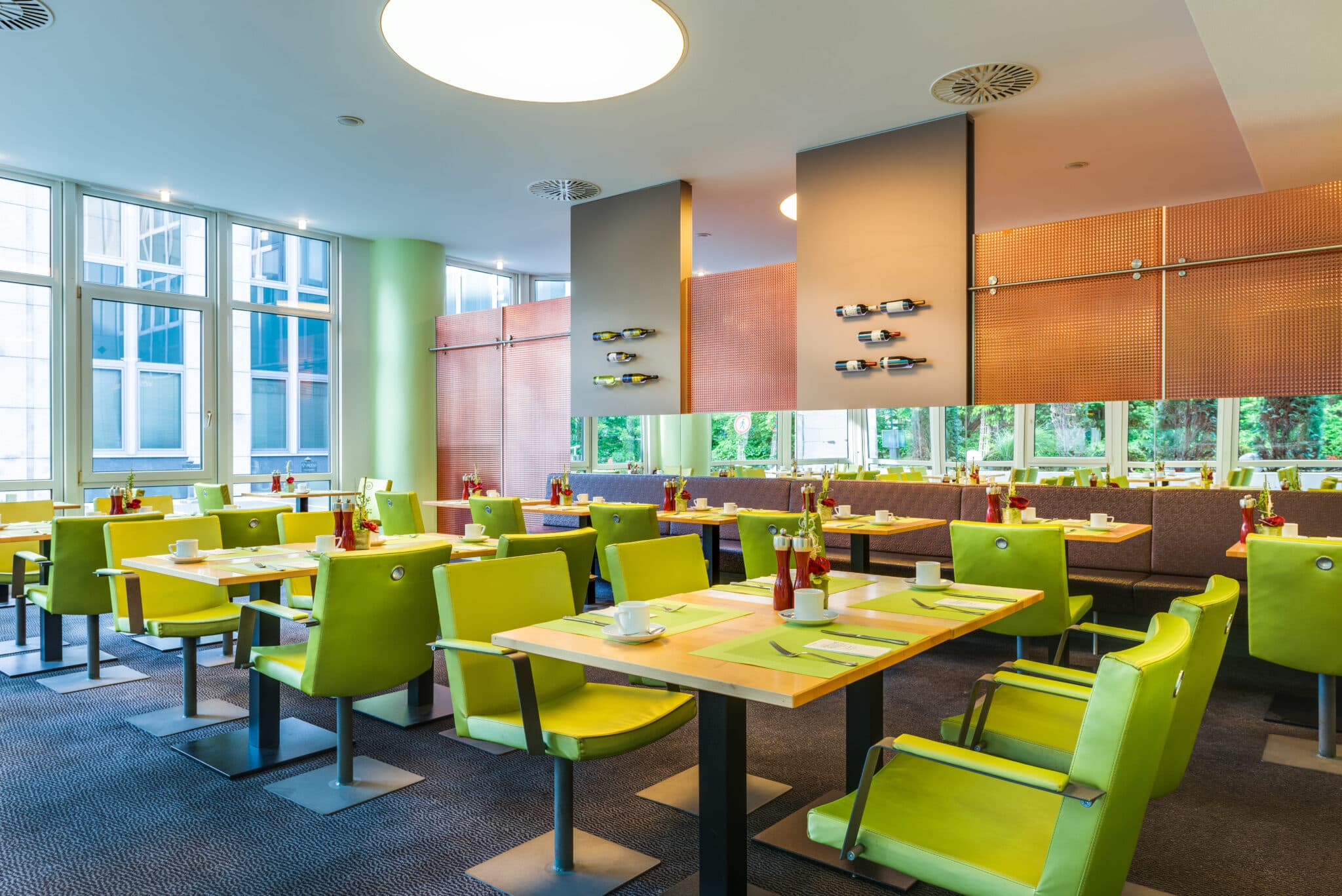 Restaurantbereich mit Weingläsern und warmem Licht im NOVINA Hotel Wöhrdersee in Nürnberg