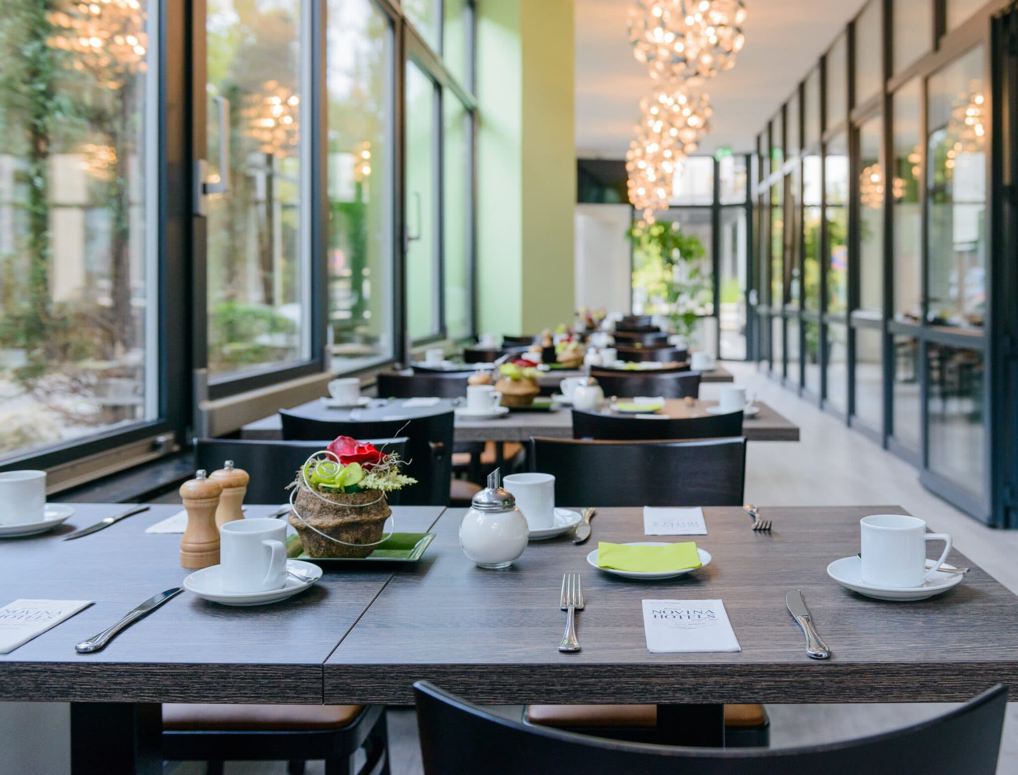 Gedeckte Tische im Restaurant des NOVINA Hotel Wöhrdersee in Nürnberg City