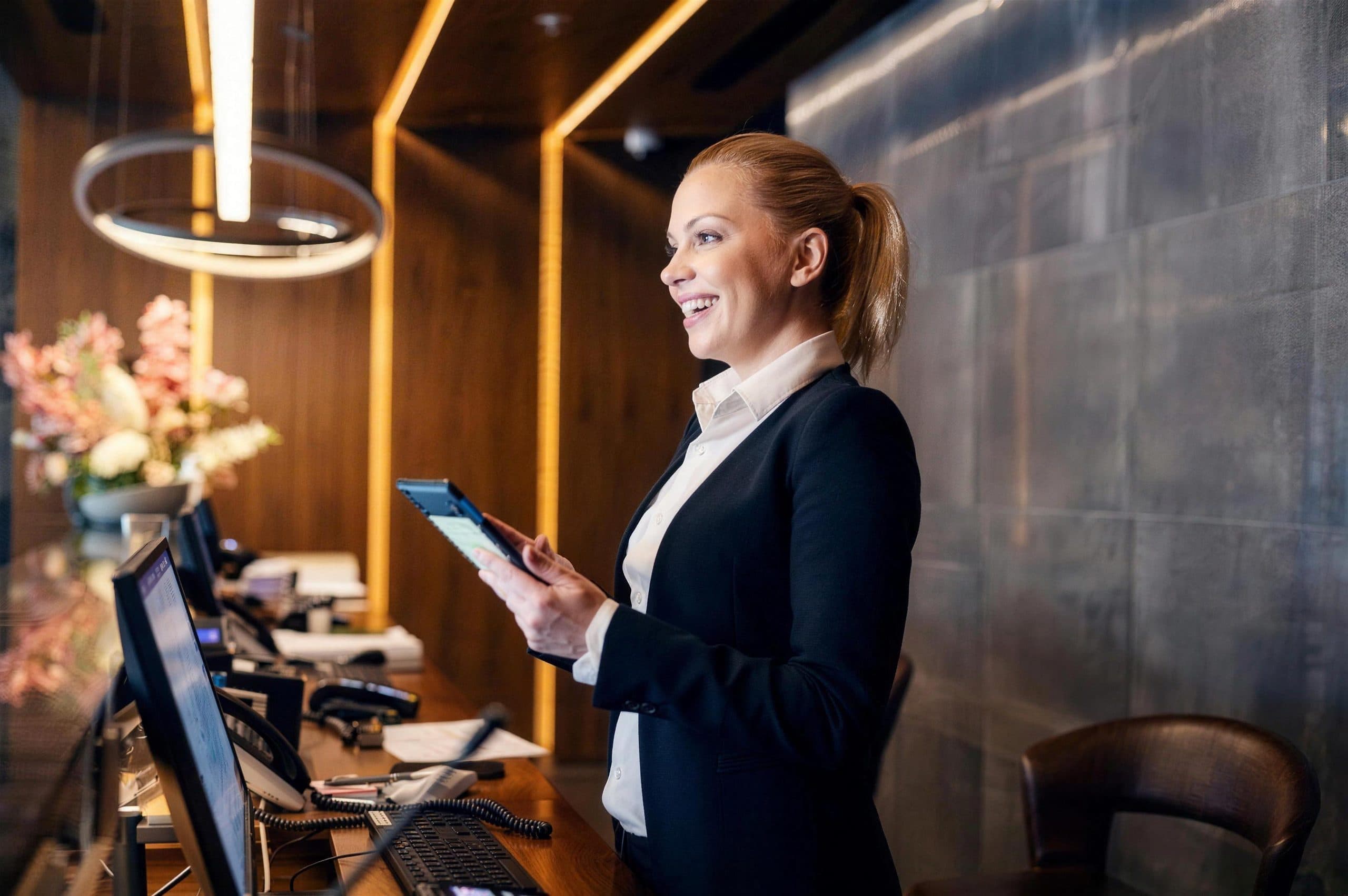 Mitarbeiterin an der Rezeption eines NOVINA Hotels