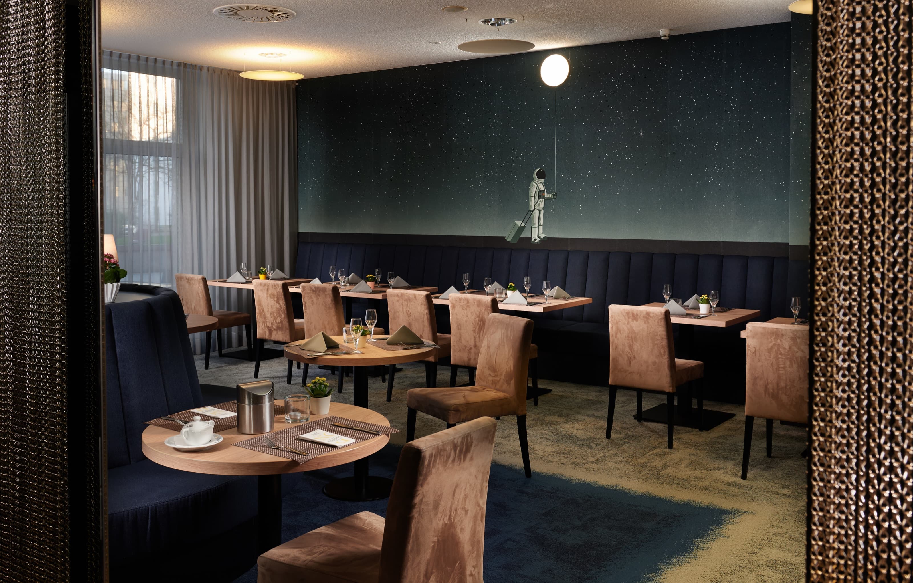 Eleganter Restaurant- und Veranstaltungsbereich im NOVINA Hotel Südwestpark