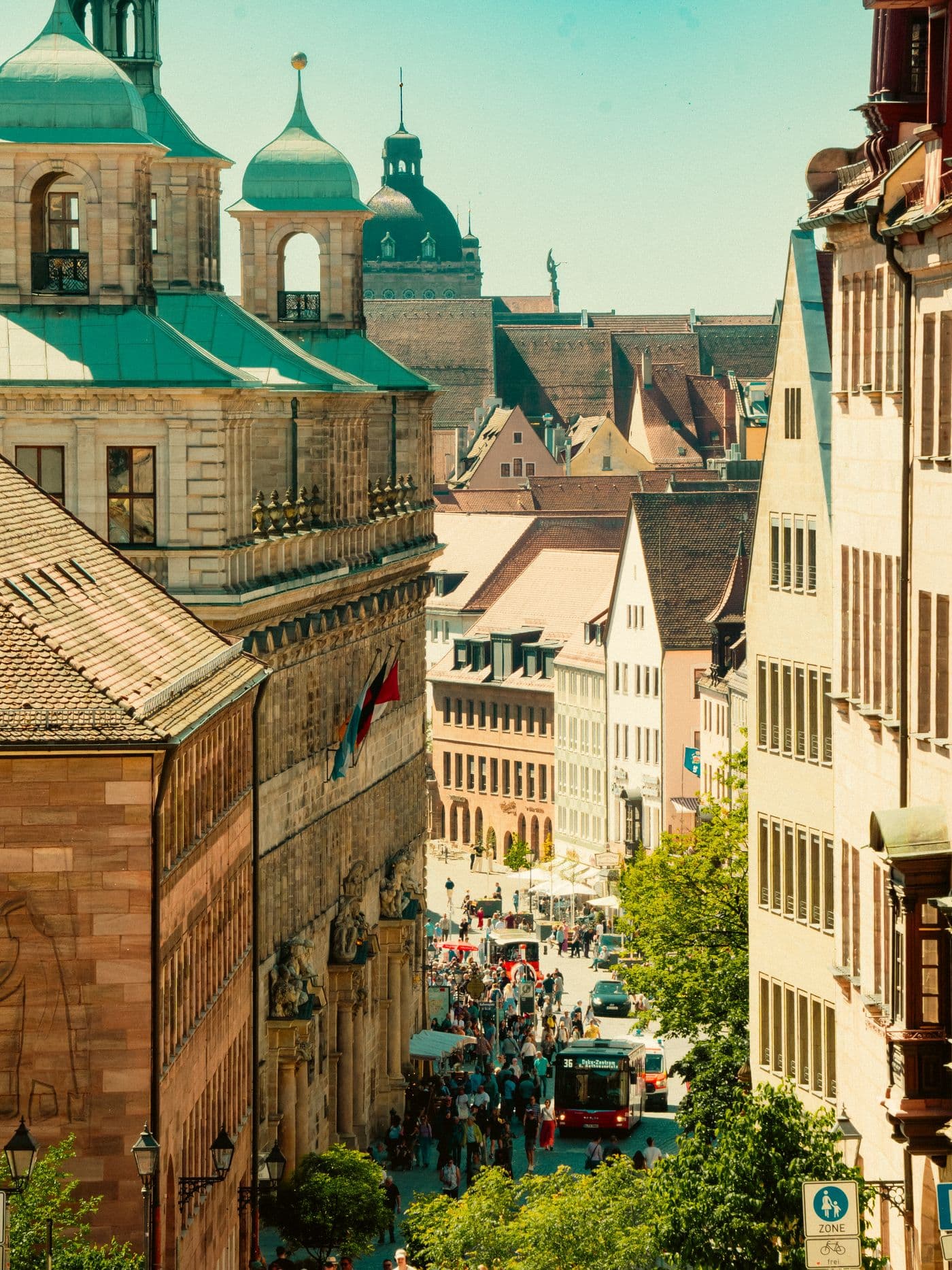 Belebte Gasse in der Nürnberger Altstadt