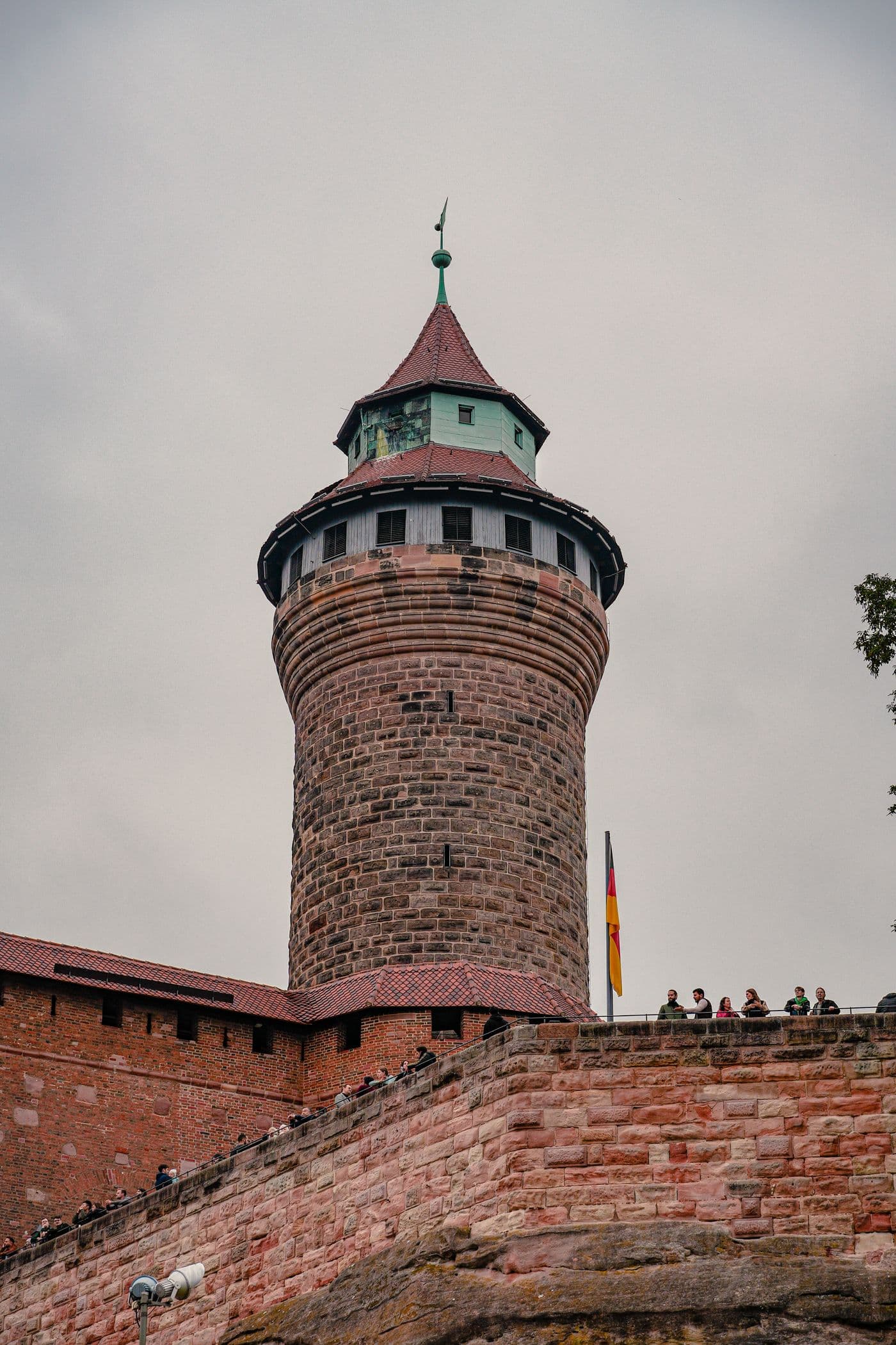 Turm der Nürnberger Kaiserburg mit wehender Fahne