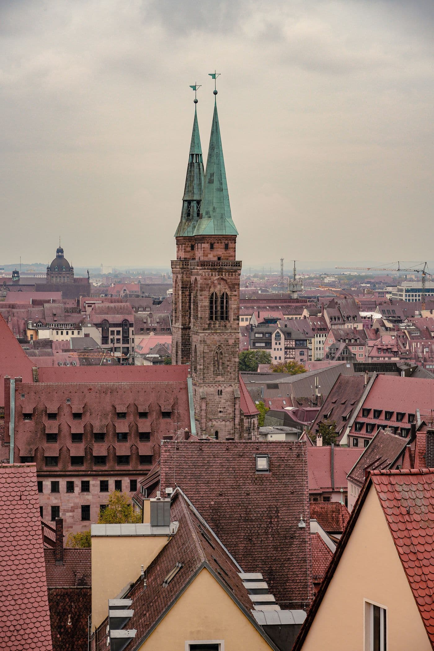 Nürnberger Kirchturm aus der Luft über den Dächern der Altstadt