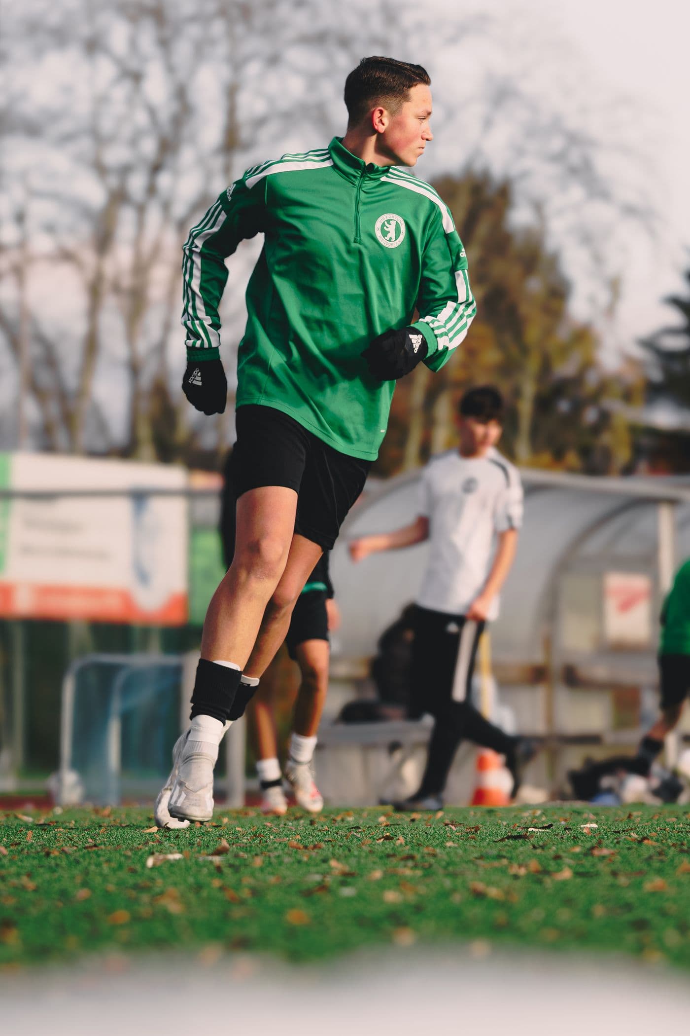 Fußballspieler im Zweikampf auf dem Trainingsplatz