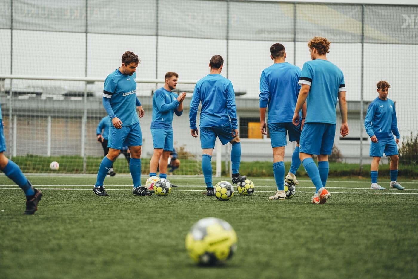 Mannschaft beim gemeinsamen Fußballtraining auf dem Platz