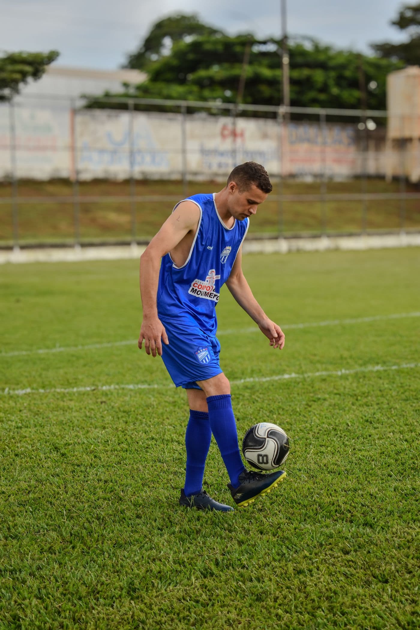 Fußballspieler beim Training mit Ball auf dem Rasenplatz
