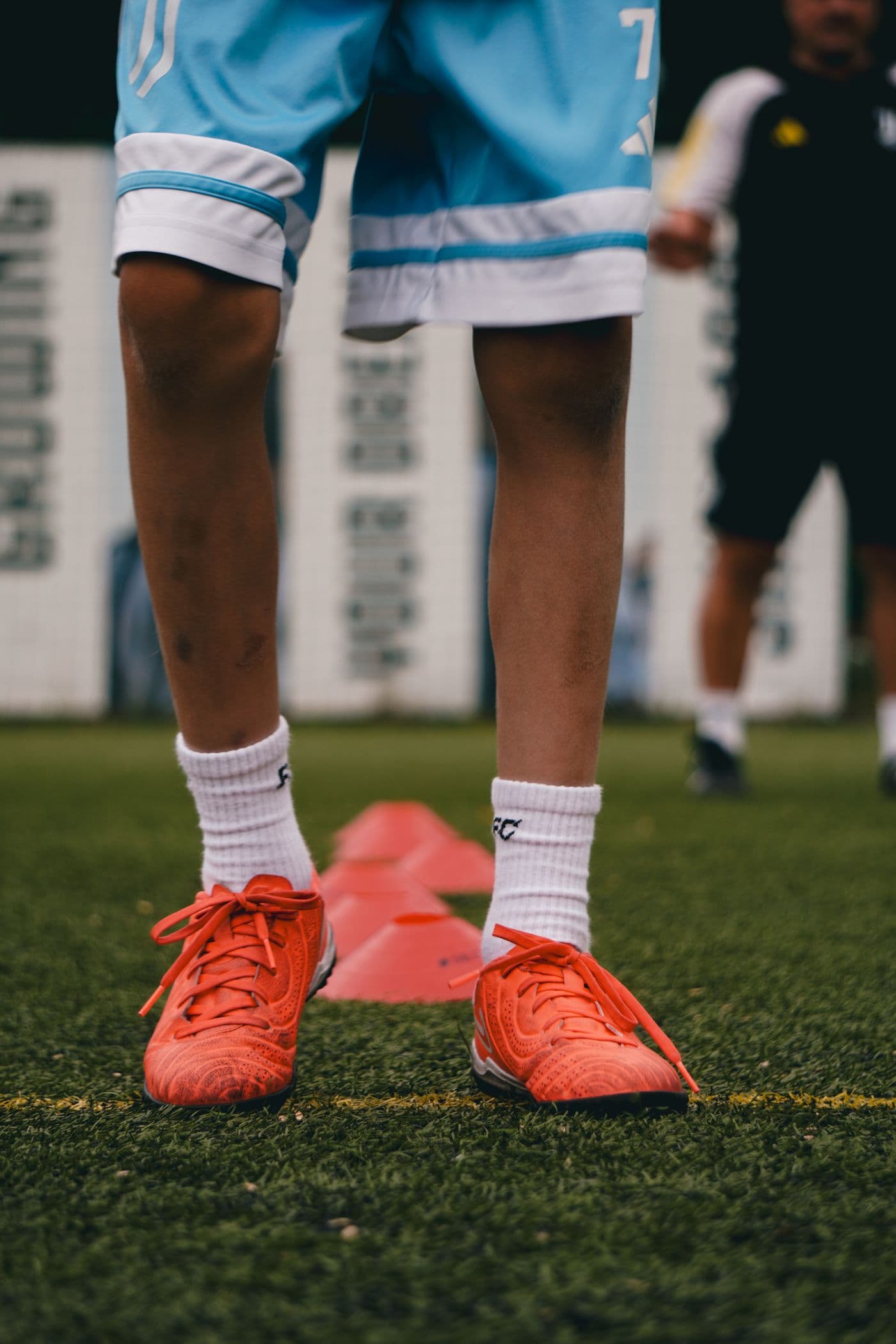 Junger Fußballspieler im Trainingsdress bei einer Übung